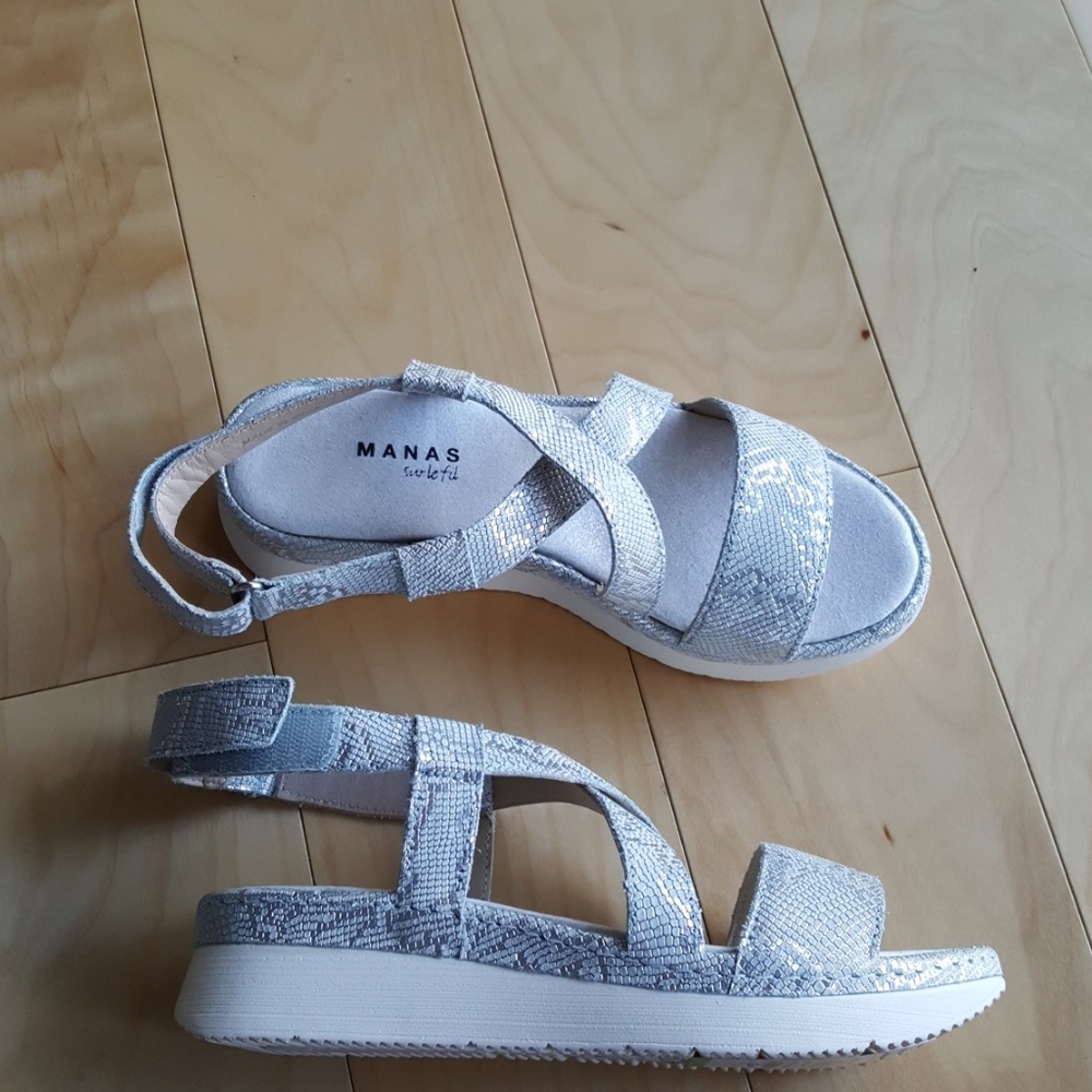 MANAS Silver metallic platform lightweight sandals
